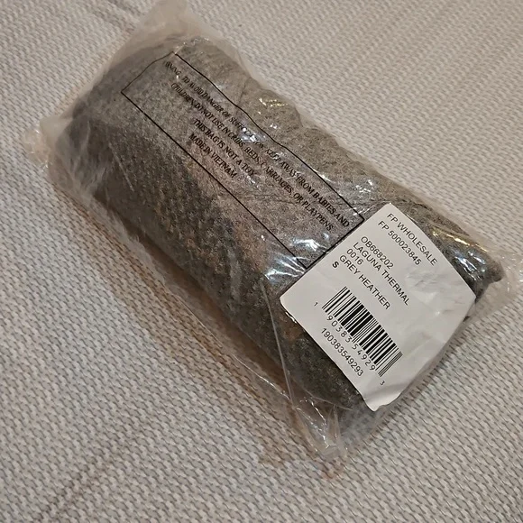 Free People Laguna Tee V Neck LS Thumbhole Cuffs Thermal Drapey Grey Small NWT - Picture 7 of 11